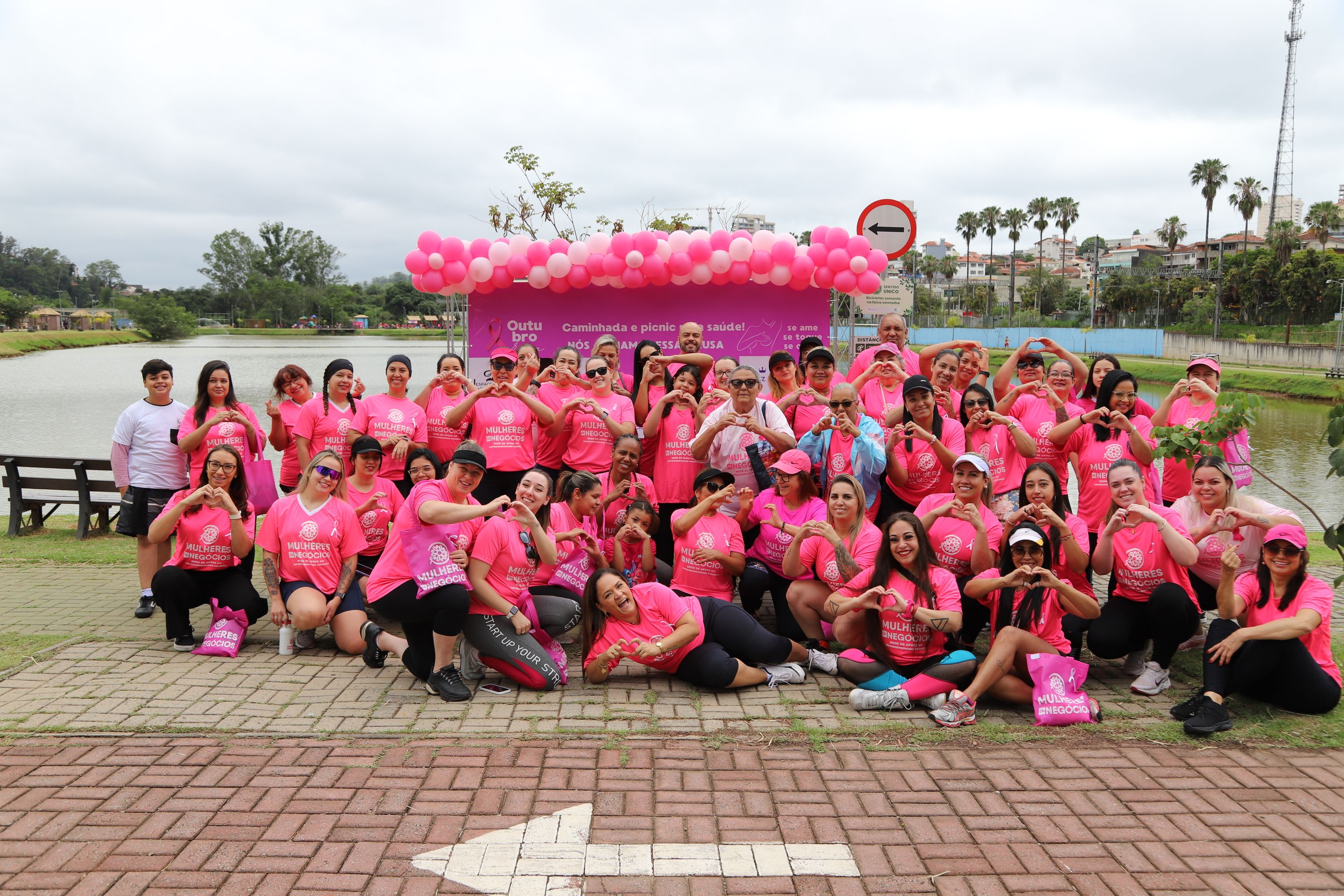 Momento da Caminhada Outubro Rosa de 2024 — foto 8 de 21