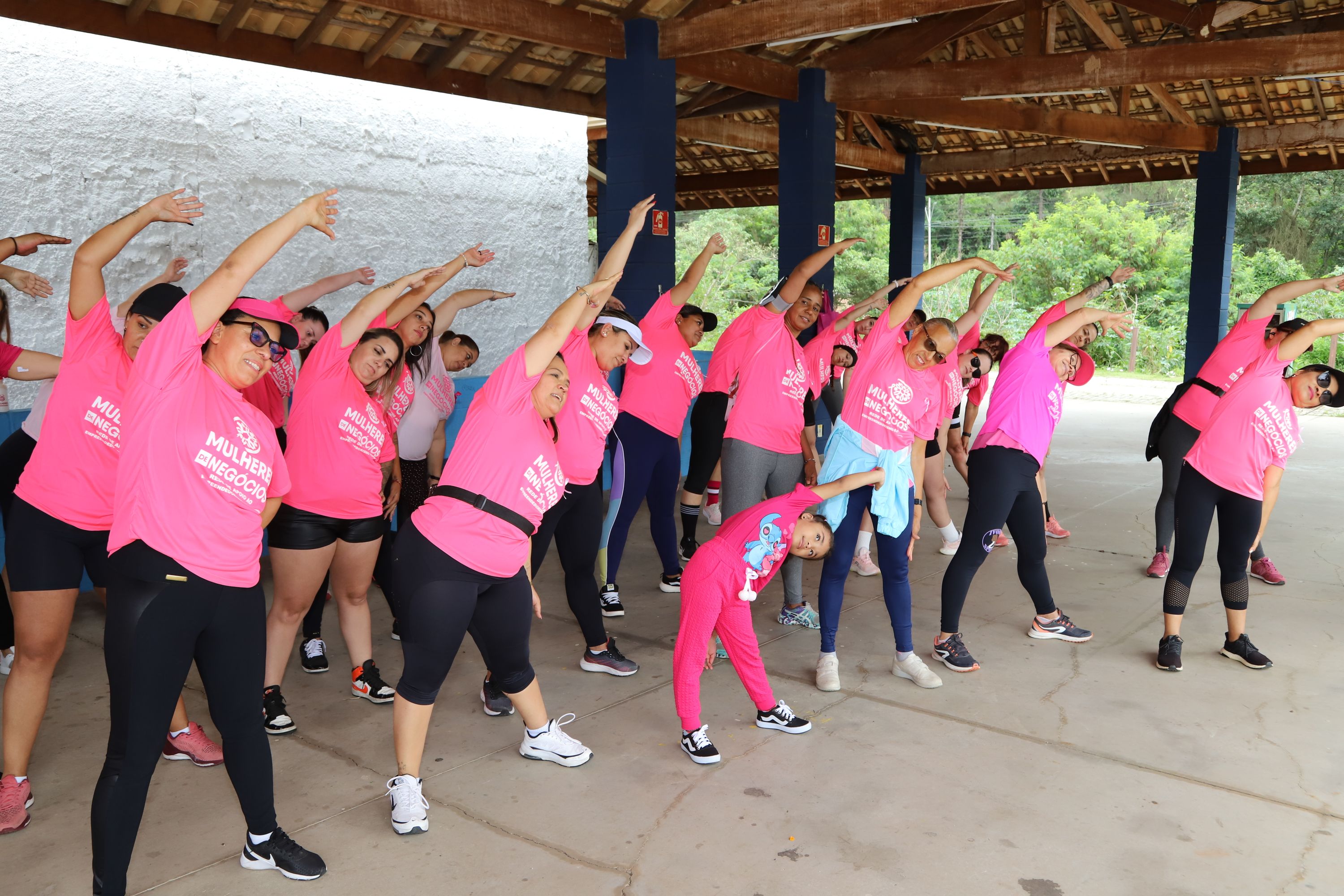 Participantes dançando juntas em atividade em grupo