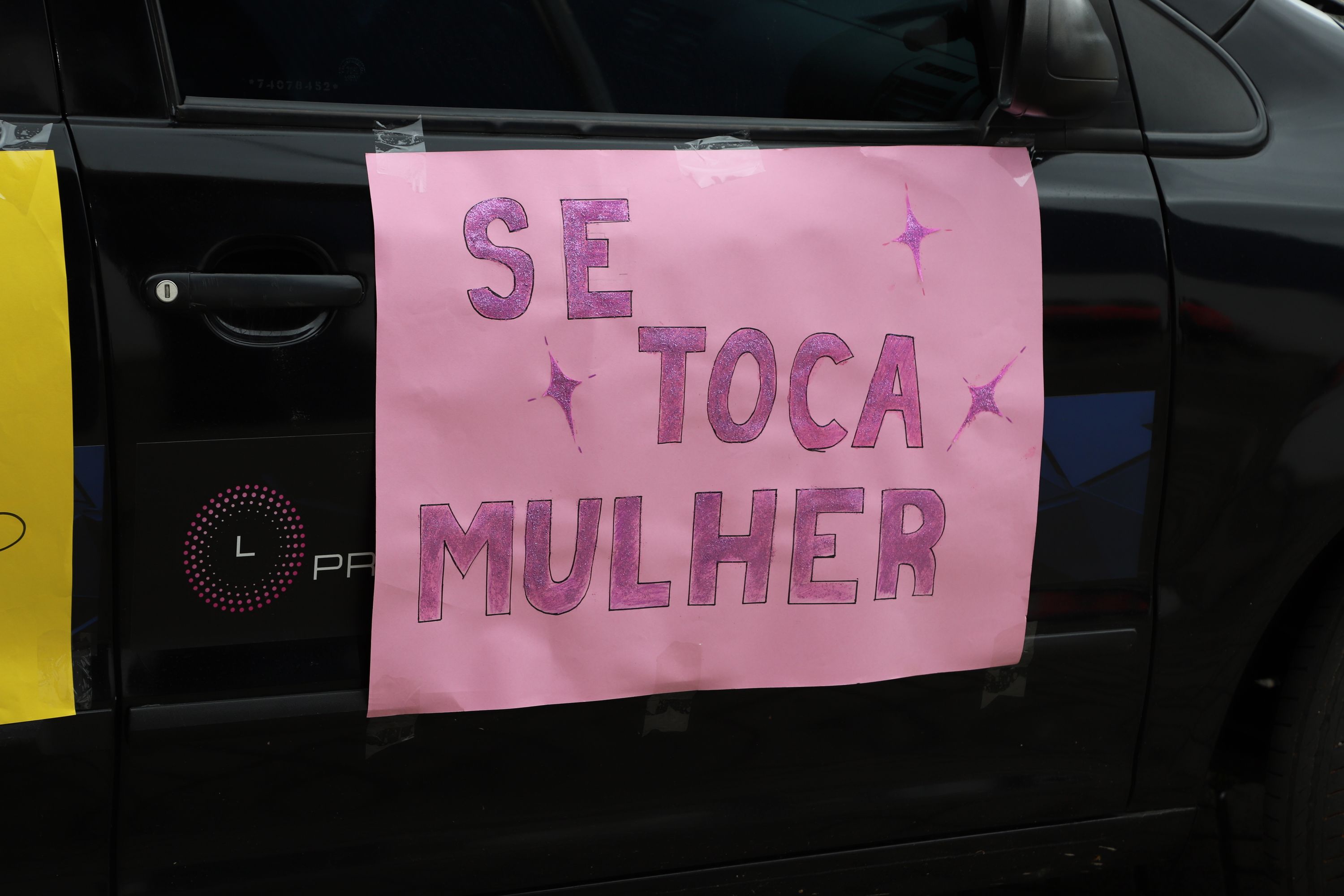Cartaz rosa com a frase Se toca mulher